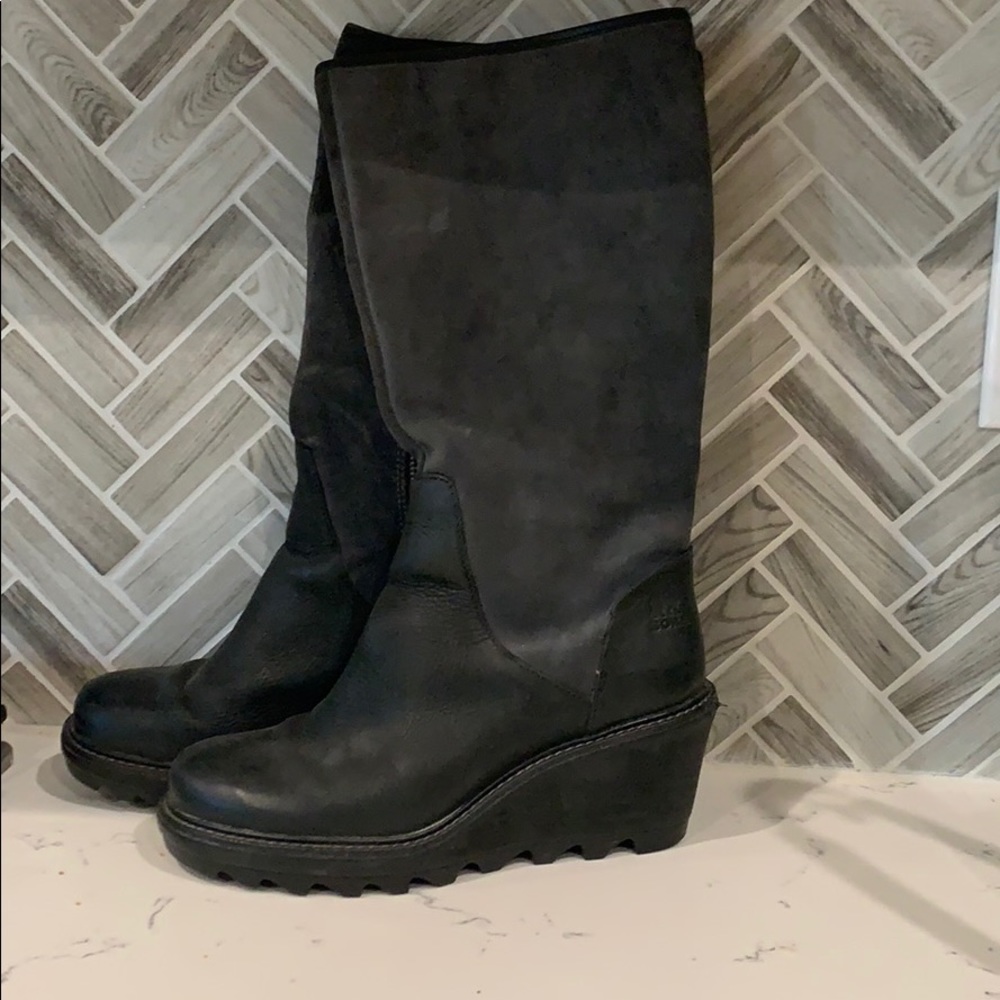 Sorel black leather/gray suede boots